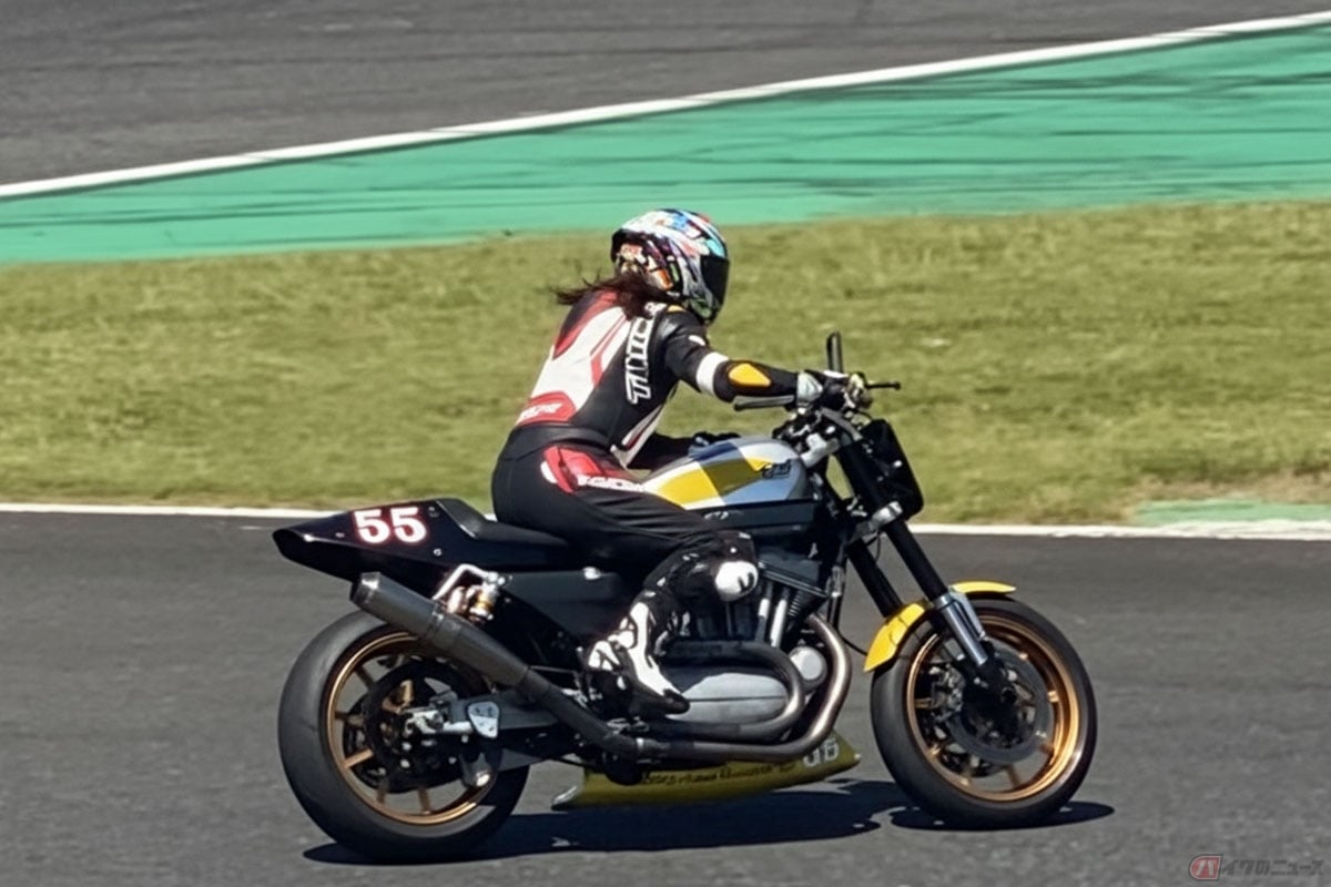 ハーレーダビッドソンの「XR1200」でスポーツ走行を楽しむ谷 由紀さん。旦那さんと同じく、ハーレーショップ「BURN! H-D SPORTS」でレーサーにカスタムされています