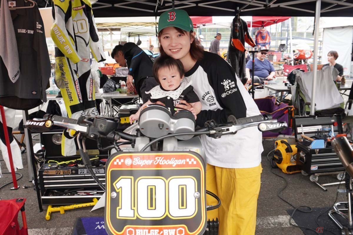 レースに参戦する谷 一直さんを応援しに駆けつけている娘のさりぃさんと息子の桃真君（一直さん由紀さんのお孫さん）。家族3世代でサーキットを走る日が来るのかもしれません