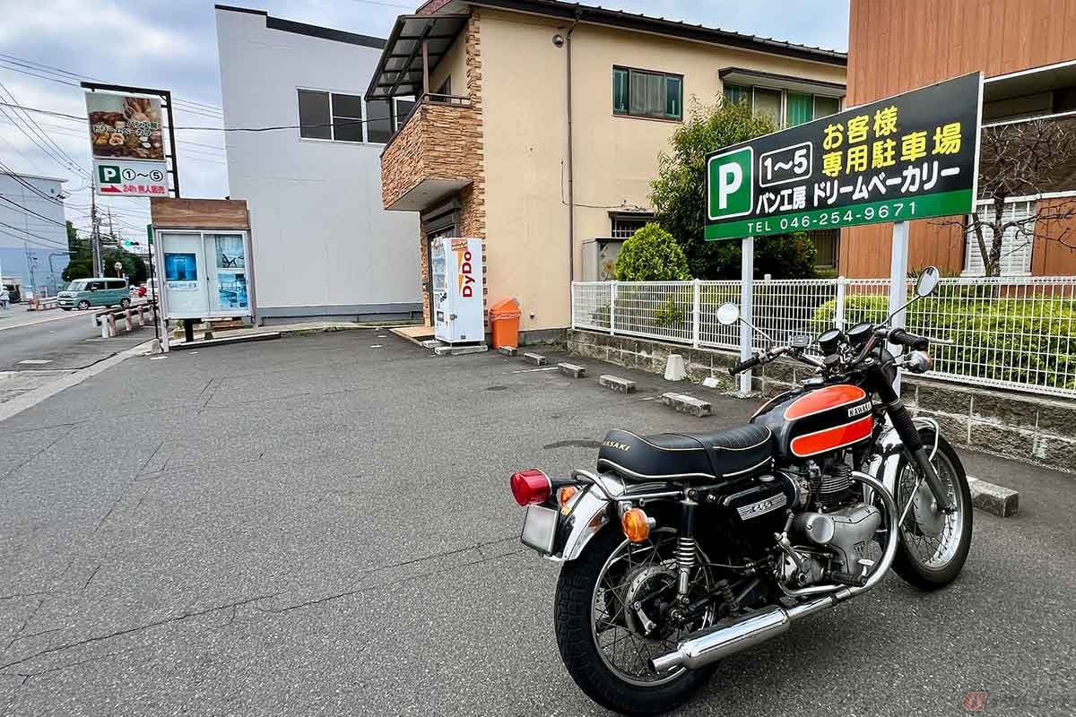 バイクで「パン工房ドリームベーカリー」を訪れた。観葉植物が置かれた店舗にはテラス席も用意されている。店舗の隣にはクルマ5台分の駐車場が完備されている