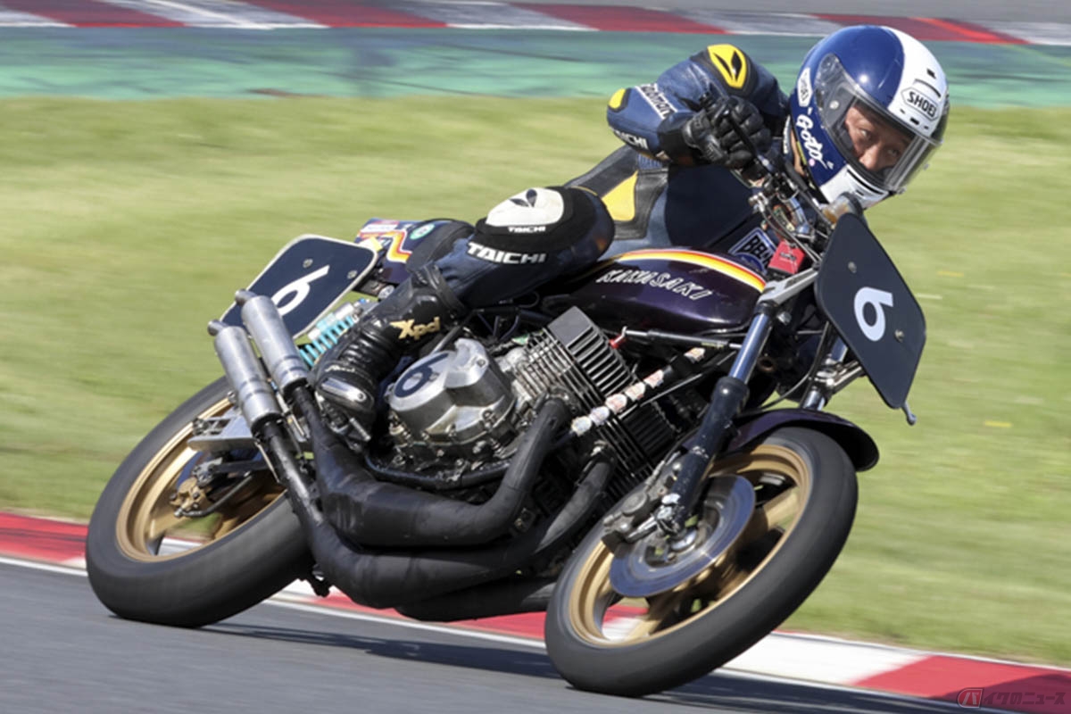 カワサキ「750SS」(マッハIV／H2)でレースに参戦する筆者（後藤武）