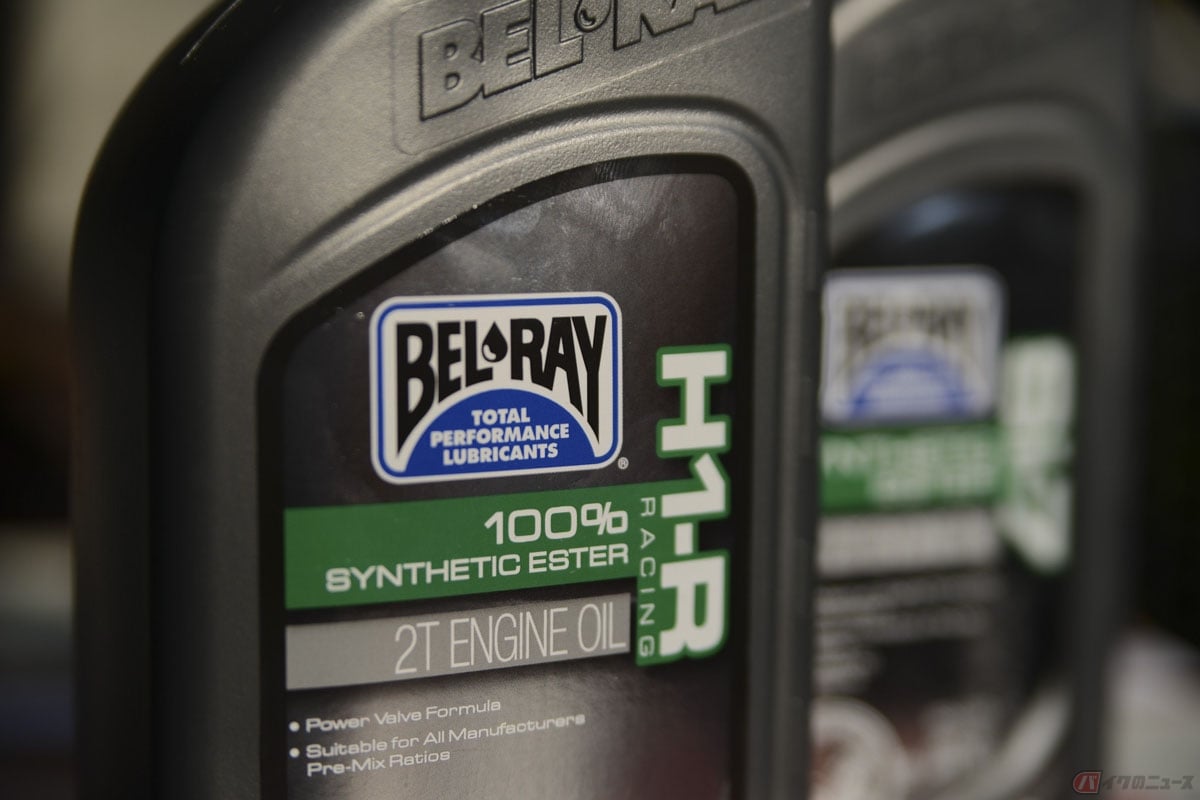 カワサキ「750SS」(マッハIV/H2)でレースに参戦する筆者(後藤武)が愛用するBEL-RAYの2ストオイル。10年くらい使用していますが、トラブルは皆無です