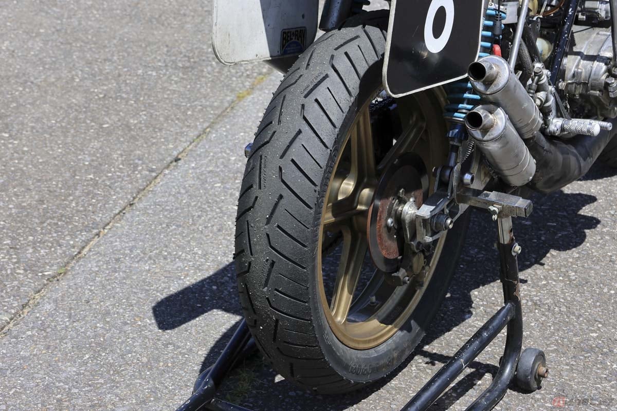 筆者(後藤武)がレースで使用するカワサキ「750SS」(マッハ3/H2)。リアにはコンチネンタル「ロードアタック3CR」130/80R18を履いています