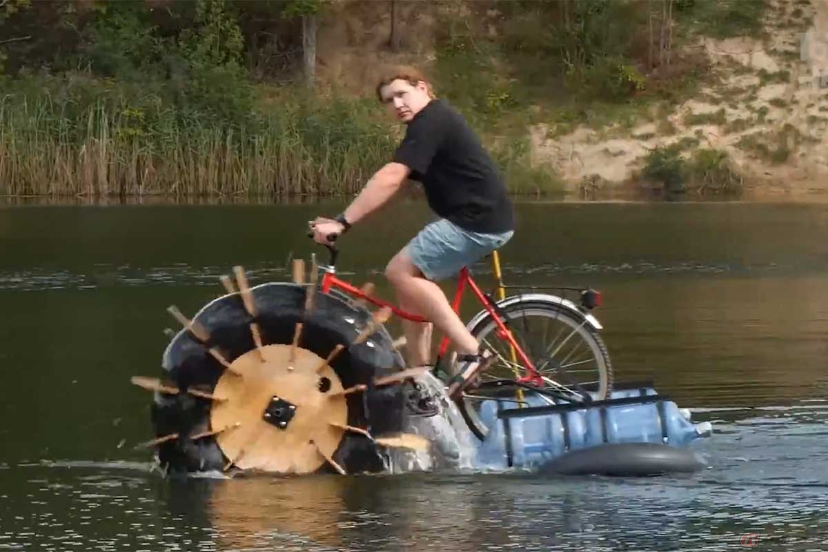 ジャンクやスクラップを利用して、湖面を走る自転車をDIYした動画に反響