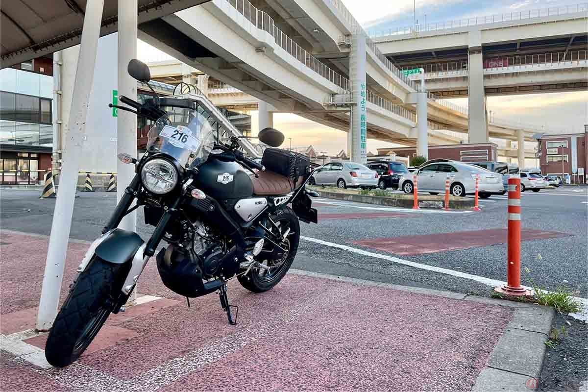 4台のカップ式コーヒー自販機が設置された大黒ふ頭と筆者(黒田悟志)の愛車、ヤマハ「XSR155」