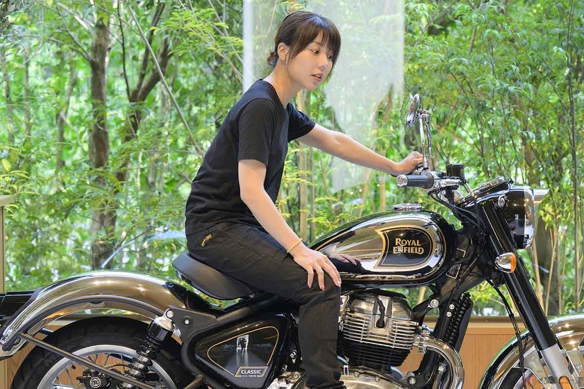 ロイヤルエンフィールド「クラシック650」( Black Chrome )と小野木里奈さん