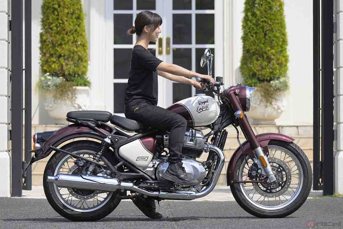 ロイヤルエンフィールド「クラシック650」(Vallam Red)と小野木里奈さん。シート高は800mmで身長160cmの場合でもつま先でしっかりと支えることができます