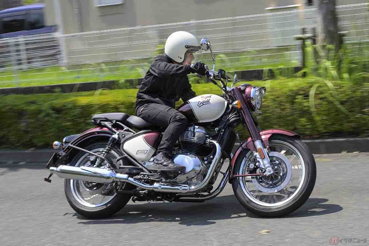 ロイヤルエンフィールド「クラシック650」(Vallam Red)に乗る小野木里奈さん