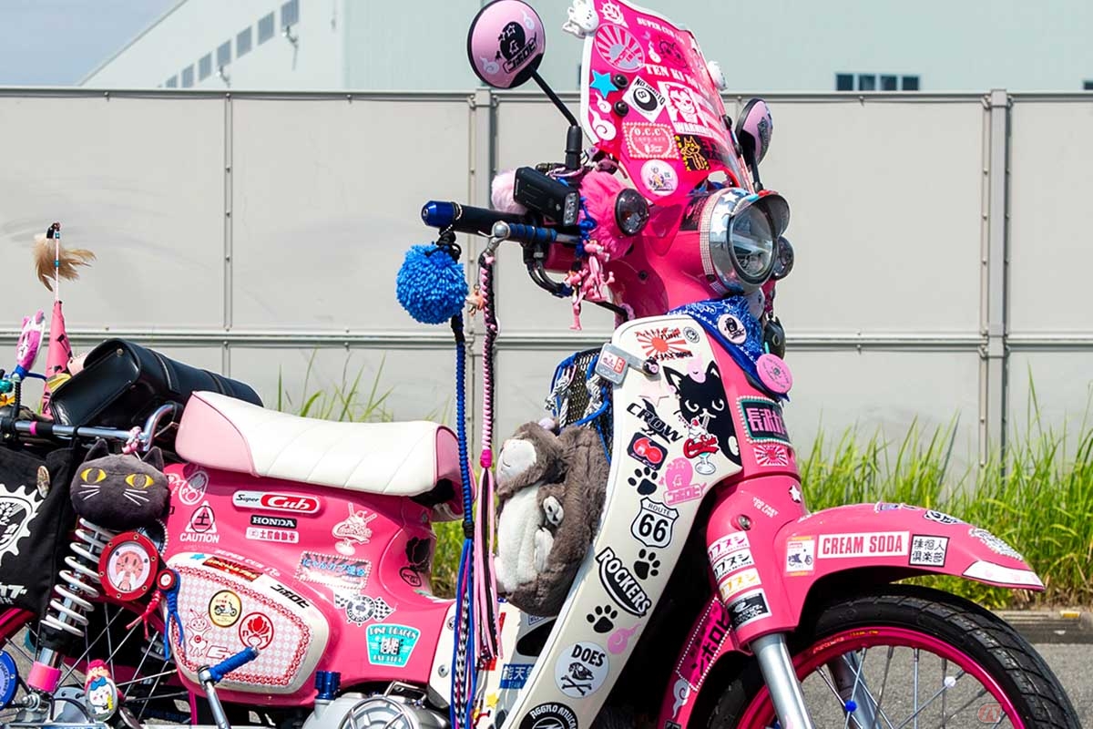 ステッカーチューンされたホンダ「スーパーカブ110」