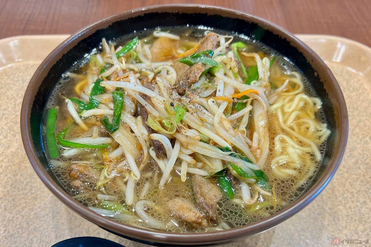 東北道「pasar羽生」(下り)で見つけた1杯1200円の「スタミナラーメン」。レバニラ炒めのボリュームがかなり多く、結果としてなかなかの満足度だった