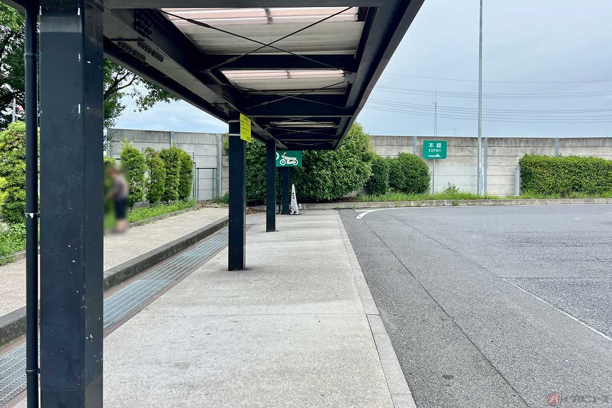 幅広い2輪専用の駐車スペースには屋根も完備