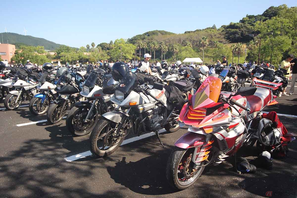会場には新旧カタナや激しいカスタムが施されたカスタムバイクが所狭しと集結