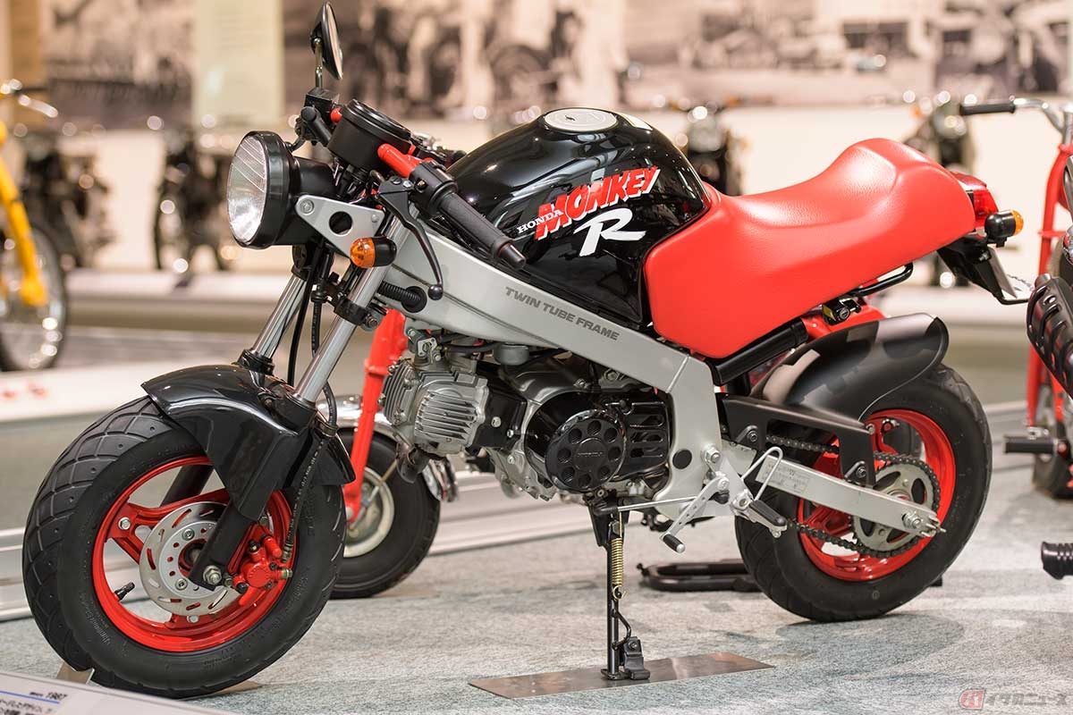 1987年に発売されたホンダ「MONKEY R」は、「MONKEY」のスポーツバリエーションモデルとして登場。タイヤは前後とも10インチだが、フレームやサスペンション、ブレーキは本格的ロードスポーツのスタイル