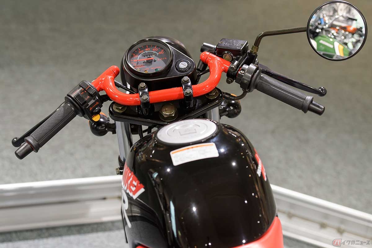 ブラックの車体には赤くペイントされたロードポジションハンドルバーをセット