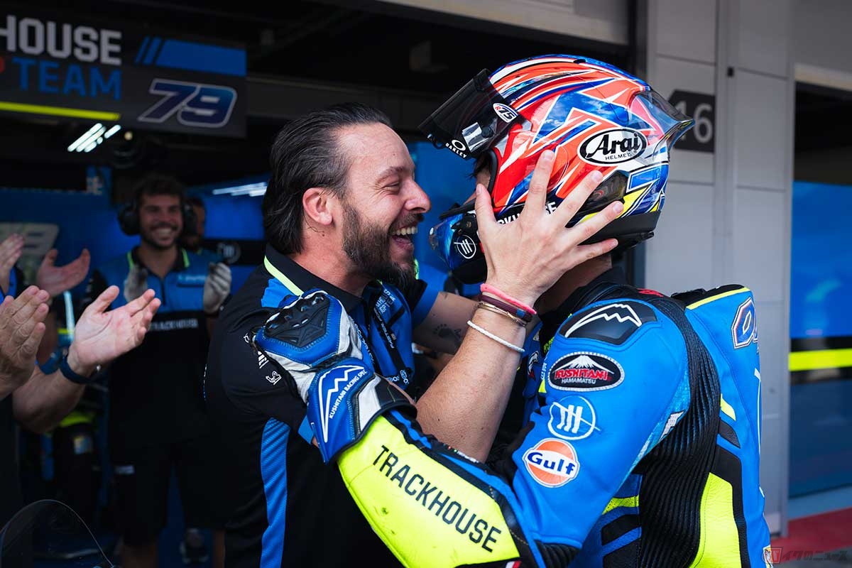 レース後、クルーチーフのジョバンニ・マッタロッロと喜びを分かち合う小椋藍選手（#79／トラックハウス・MotoGP・チーム）【2025MotoGP第15戦カタルーニャGP】