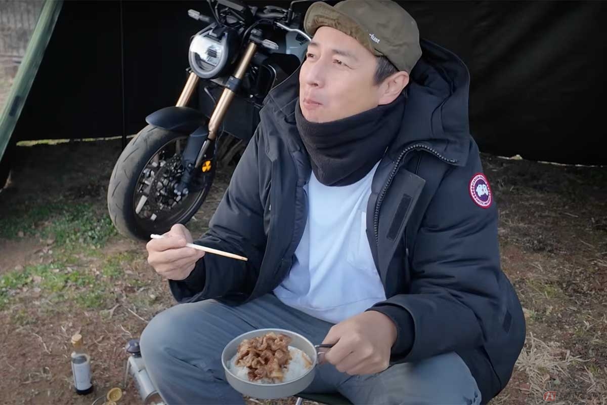 徳井さんのYouTubeチャンネルで、2025年2月に公開された寒い季節のツーリングキャンプの様子に反響