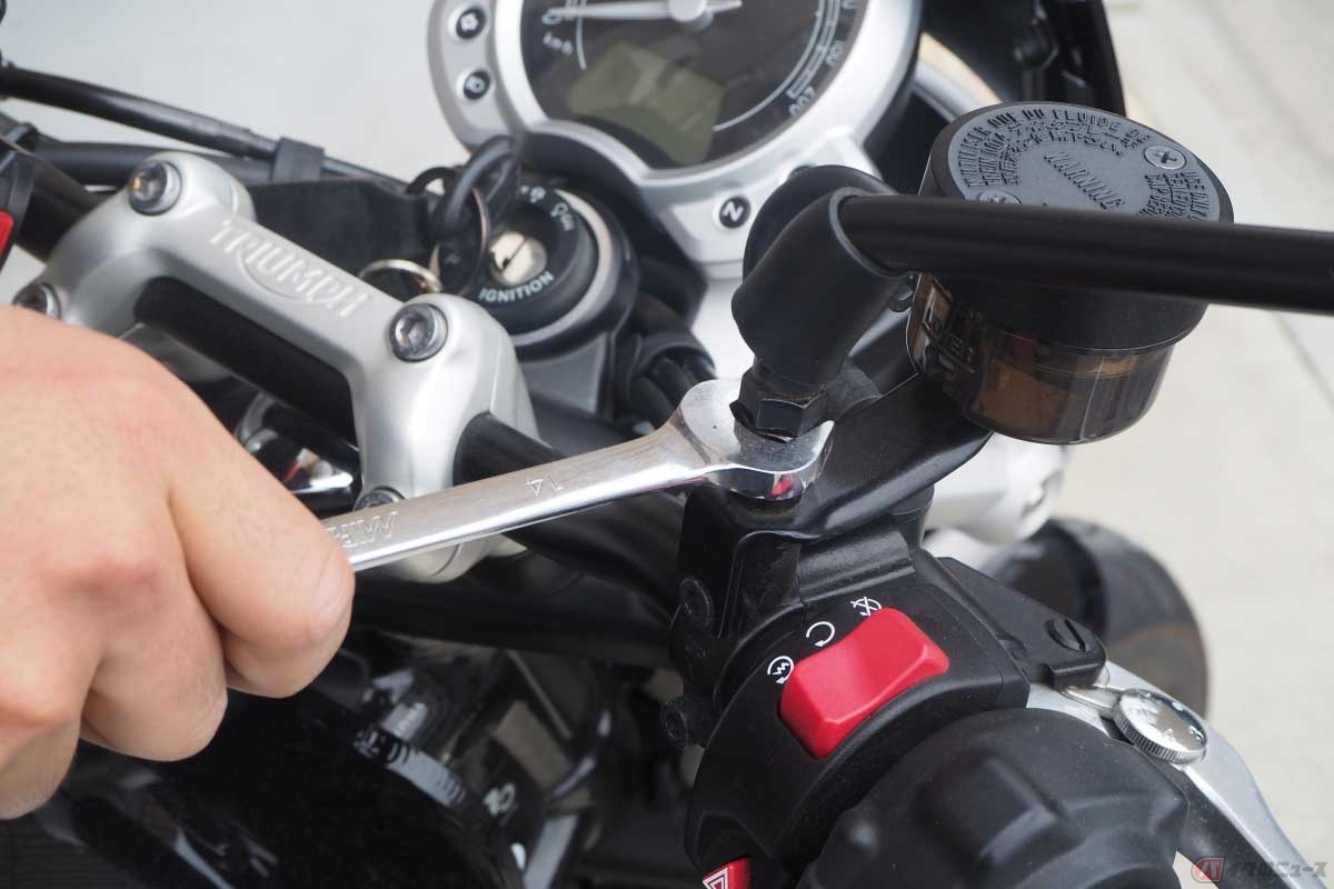 緩んだミラーを締め付けるなど、ちょっとした整備を行うにも工具が必要