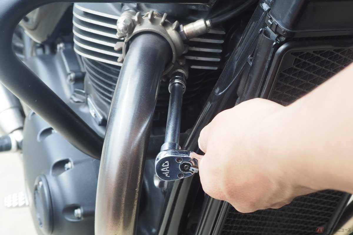 奥まった場所のボルトやナットを回すならソケットレンチが便利