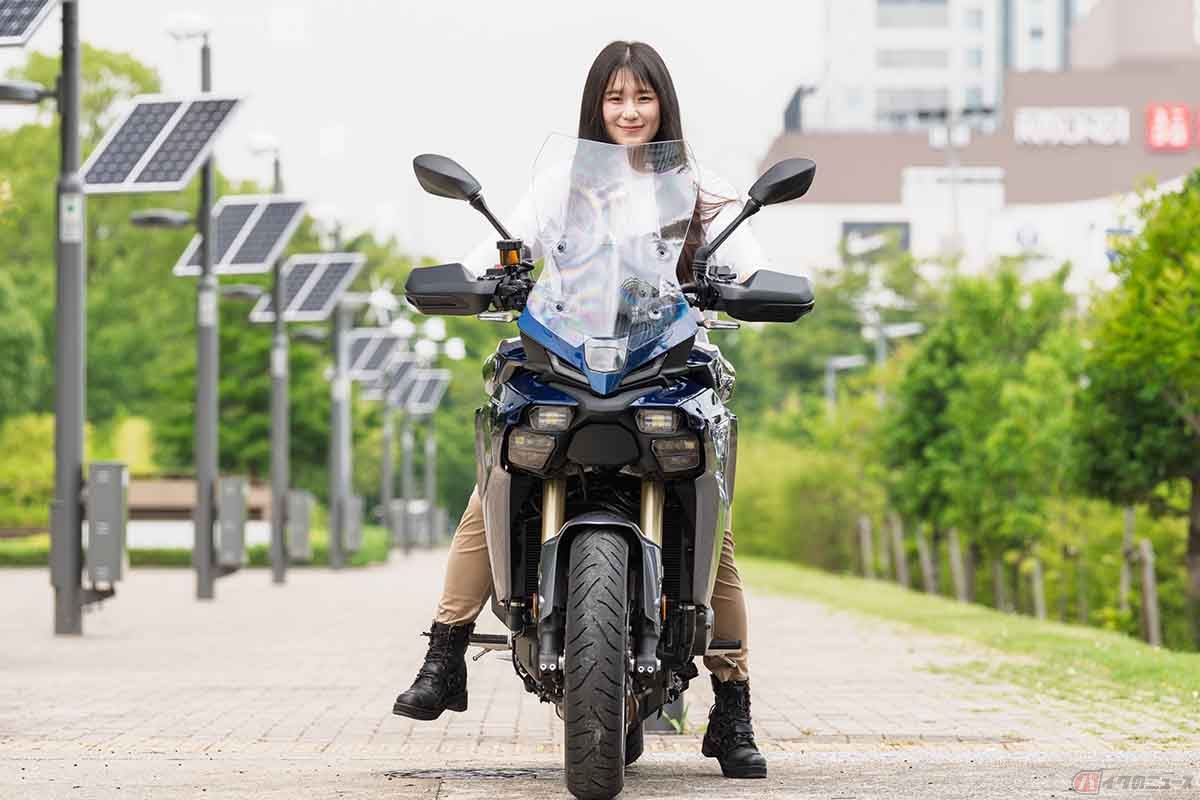 身長158cmの筆者（高梨はづき）の場合、片足着地が可能。低身長の場合はスタンドを払ってまたがることを推奨。