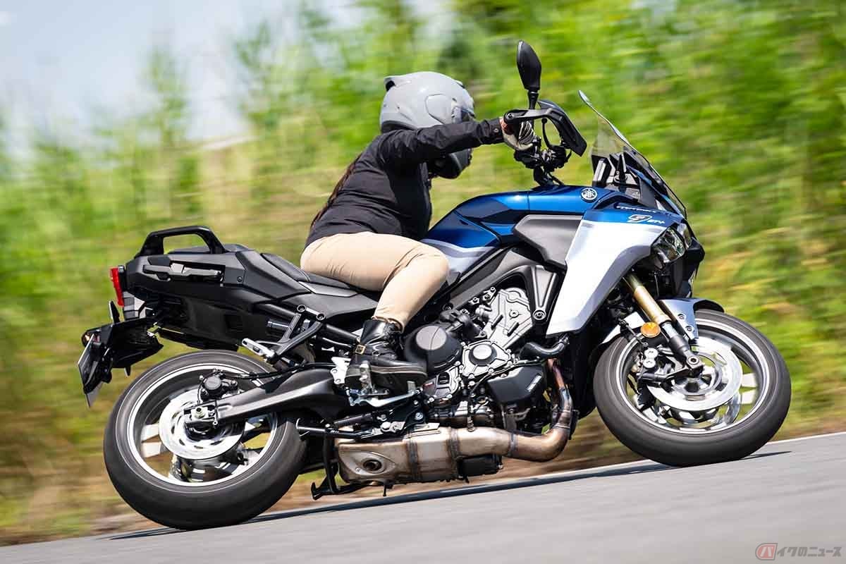 ヤマハ「TRACER9 GT+ Y-AMT」。排気量888ccの並列3気筒エンジンを搭載。最大出力119PS、最大トルク93Nmを発揮し、安定したスポーツツーリング走行が可能