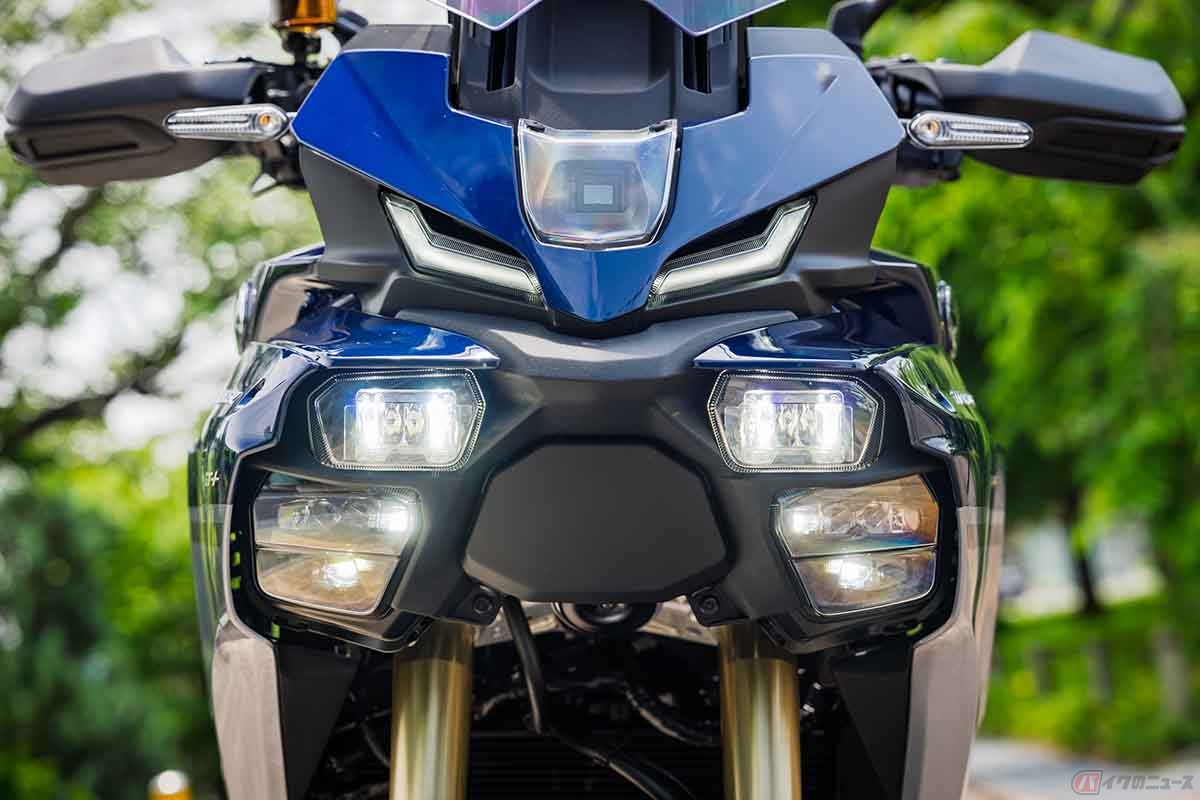 ヤマハ「TRACER9 GT+ Y-AMT」では新型マトリクスLEDヘッドライトを採用。夜間走行時の視認性が向上し、メカニックなフロントデザインが特徴