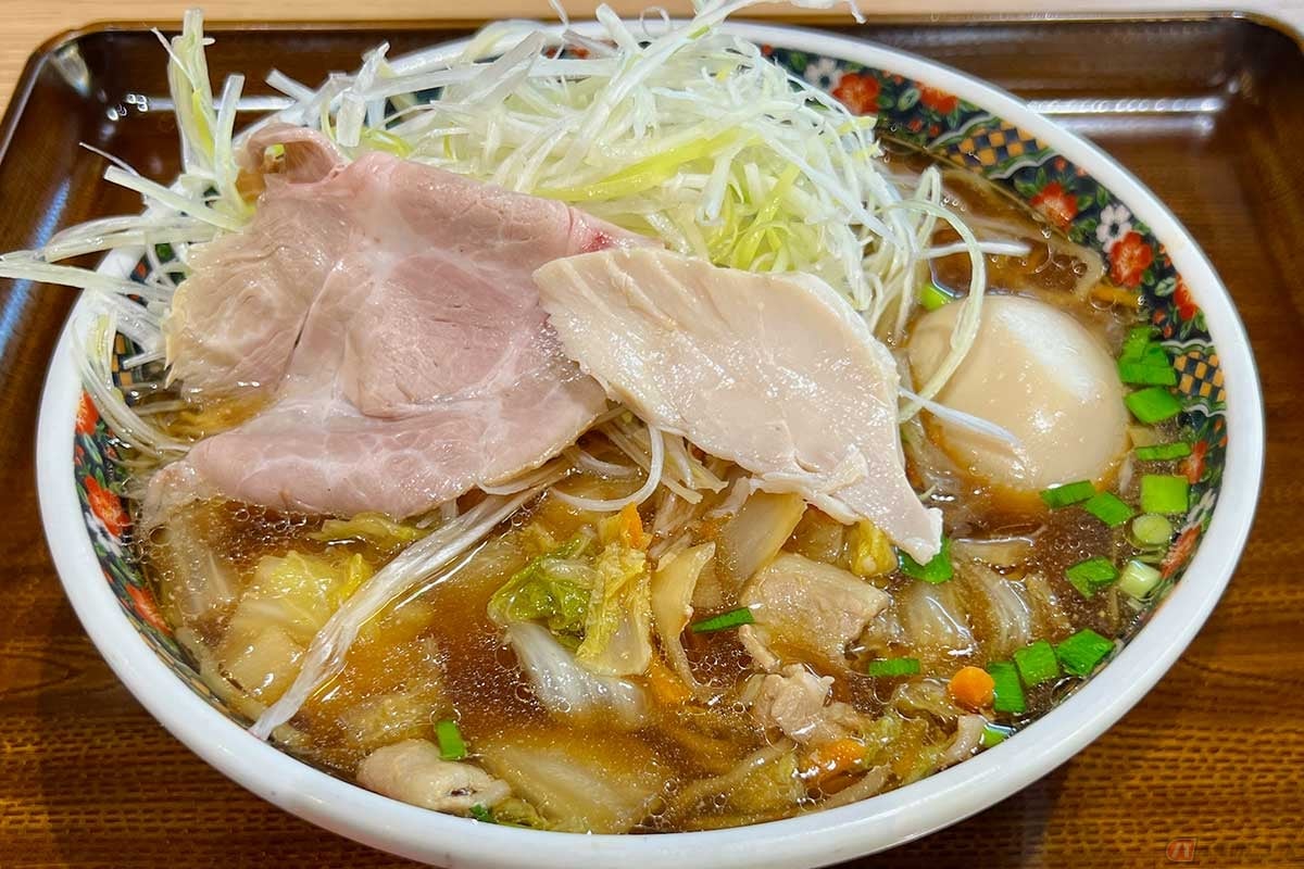 北関東自動車道「壬生PA」で出会った「特製壬生ラーメン」を実食。大判のチャーシューやシャキシャキのネギ、味付け玉子はよく見るラーメンの具材だが、白菜と豚肉、ニンニクの香りは天理系を彷彿とさせる