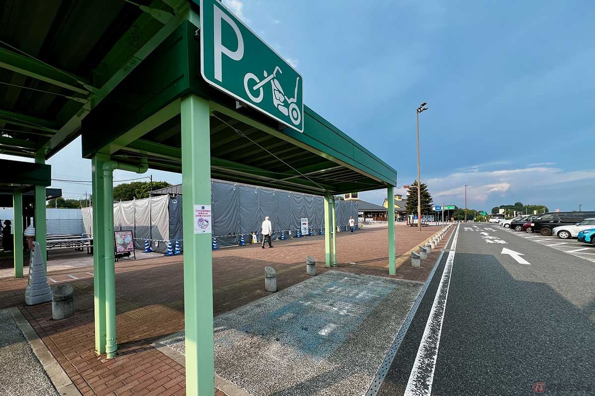 屋根が完備された2輪専用の駐車スペース。バイクのマークは珍しくアメリカンタイプだった