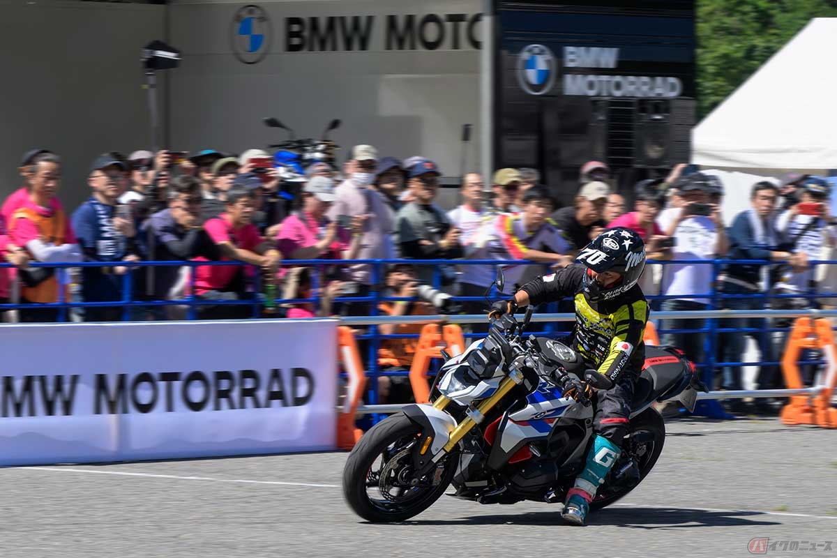 ジャパンプレミアの新型「R 1300 R」で圧巻のパフォーマンスを見せる大森雅俊選手