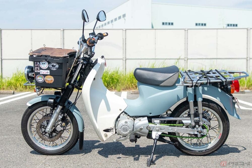 働くバイクの進化形!! 業務用「スーパーカブ」がリアショック4本の