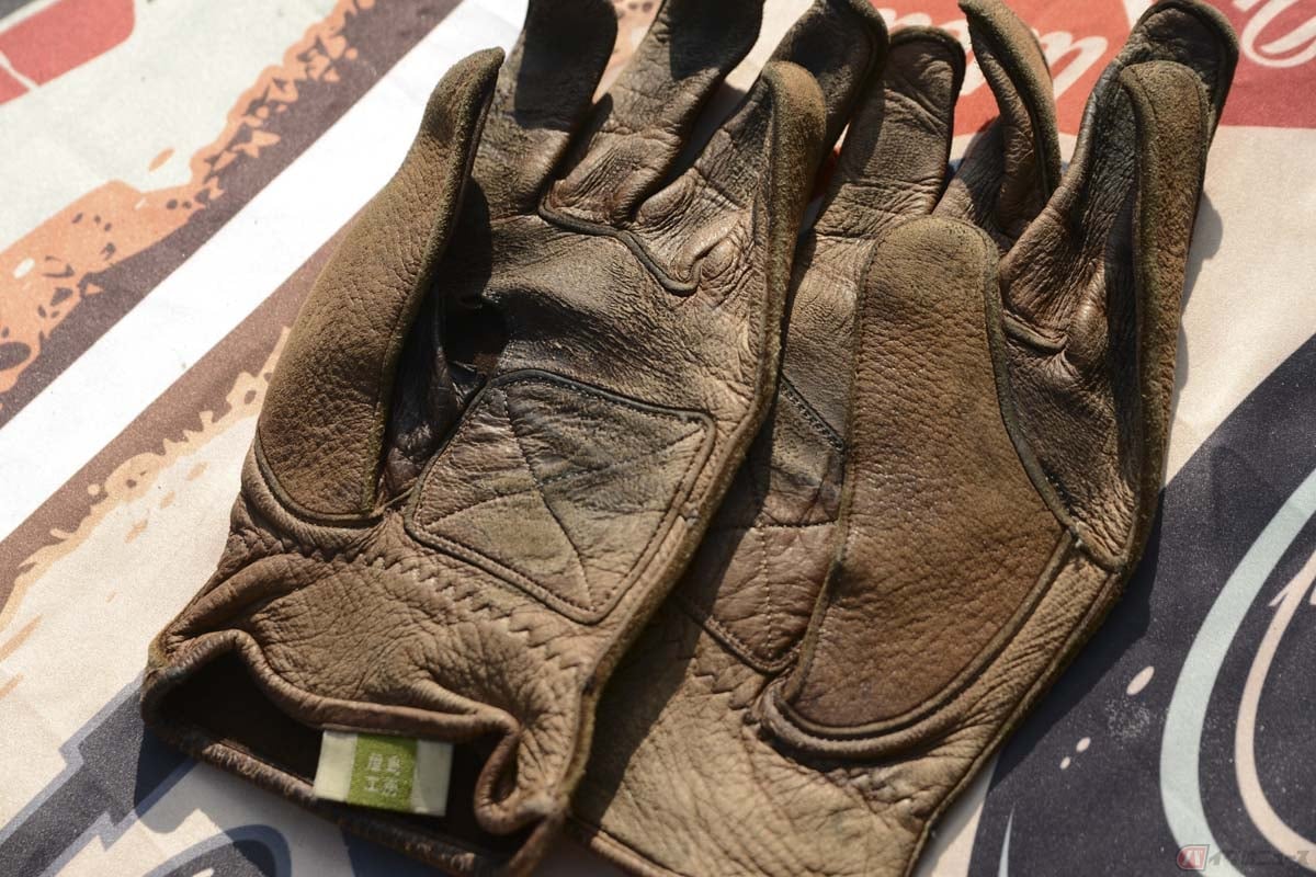 使い古した尾原手袋屋島工房のグローブ。手を入れた瞬間、その柔らかさときもちよさに驚きます
