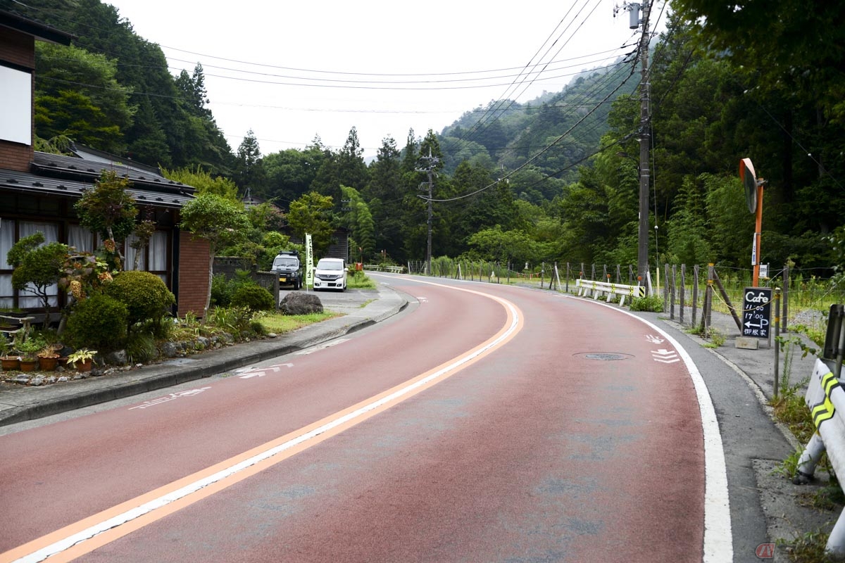 東京都西多摩郡檜原村にある「御根屋」。檜原街道沿いにありますが、道路から店舗が見えにくいため安全運転しながら看板を探す必要があります