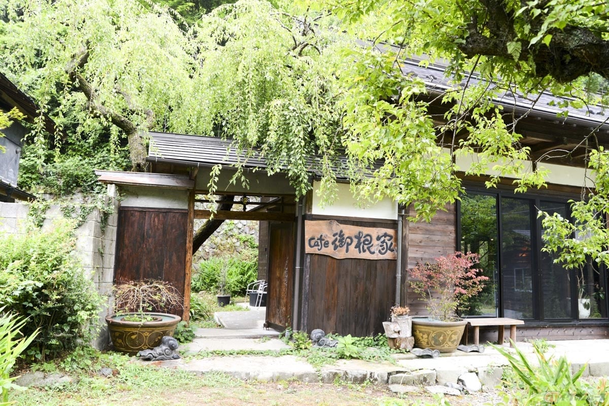 東京都西多摩郡檜原村にある「御根屋」。趣のある門がお出迎えしてくれます