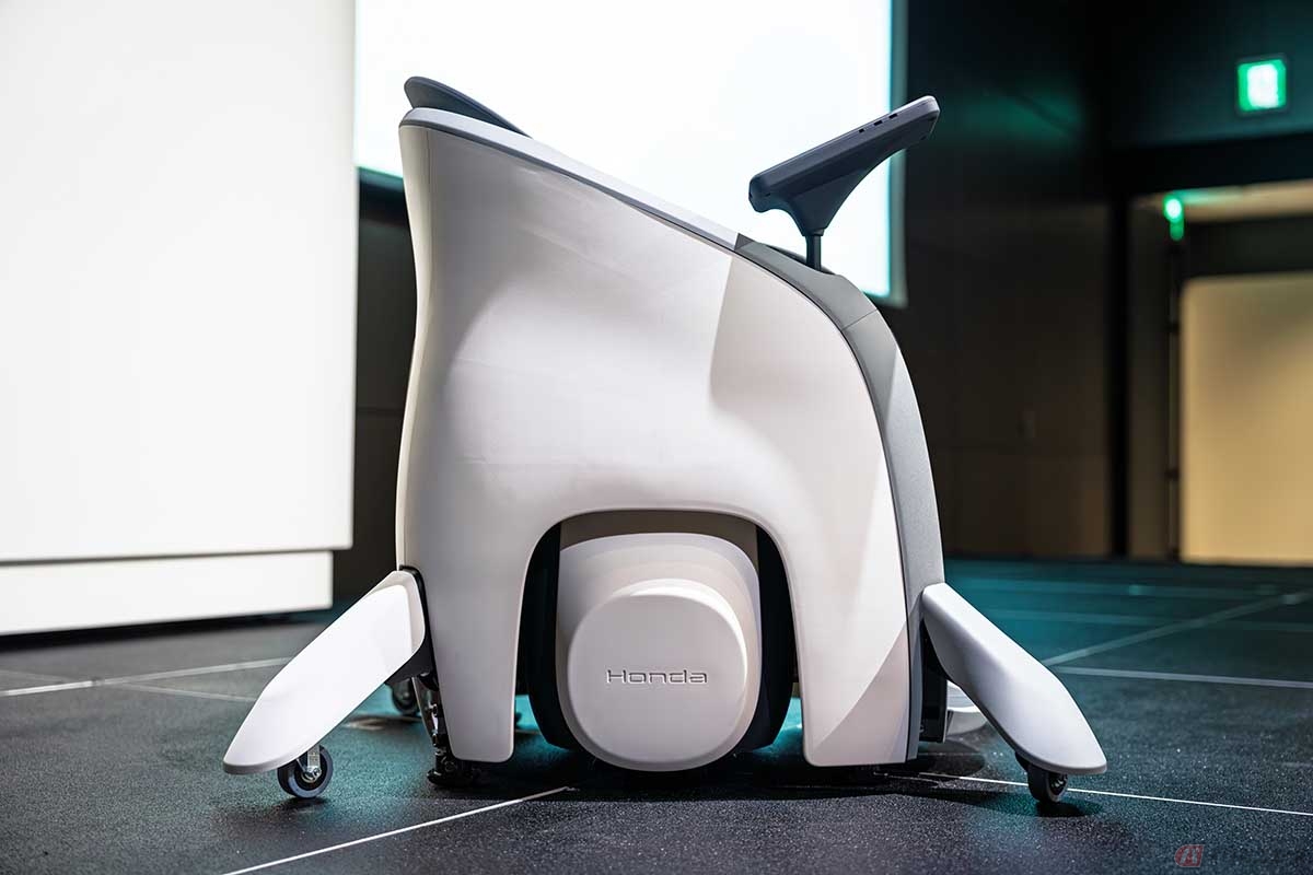 免許不要で乗れるホンダの新型移動用小型車「UNI-ONE」。「乗ってみたい」と思わせる洗練された外観も特徴のひとつです