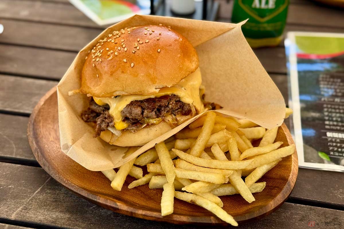 ロッジ「スコーレ」のダブルスマッシュバーガー。肉汁が溢れ出します