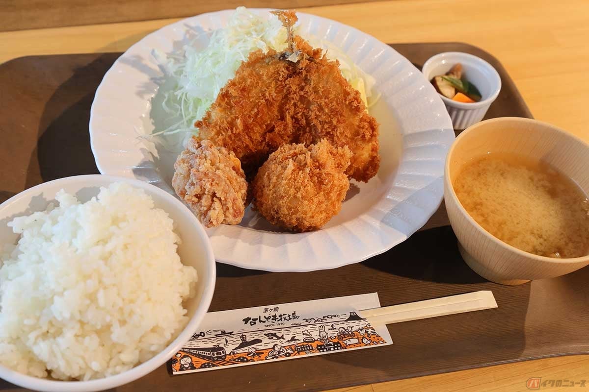「茅ヶ崎なんどき牧場」の「なんどきミックスフライ定食」は、人気の「茅ヶ崎メンチ」に「大アジフライ」と唐揚げのセット
