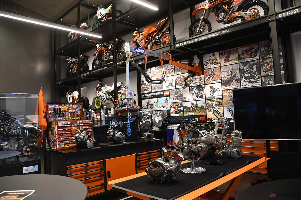 地下のワークショップエリアには壁一面にバイクが展示されていた