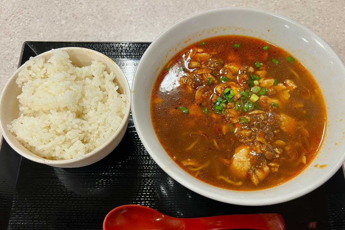 東関道「湾岸幕張PA」(下り)で出会った、久しぶりの本格中華の味。「麻婆麺 ご飯セット」(1150円)はポスター写真のような黒い色ではなく、赤みがかった麻婆豆腐が中華麺を覆っている。辛さは抑えられていて食べやすい