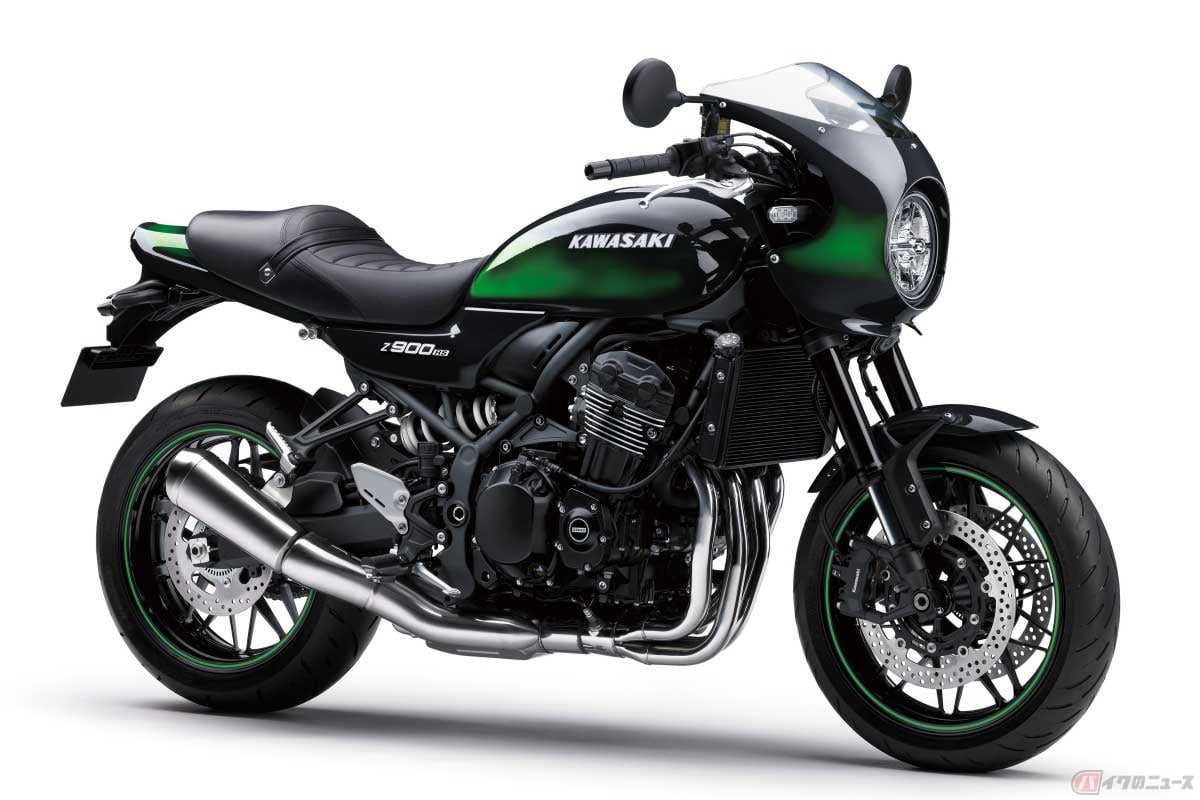 カワサキ「Z900RS CAFE」は、ビキニカウルに低いハンドル、ストッパー(段)付きのシートがカフェレーサーのイメージを掻き立てる