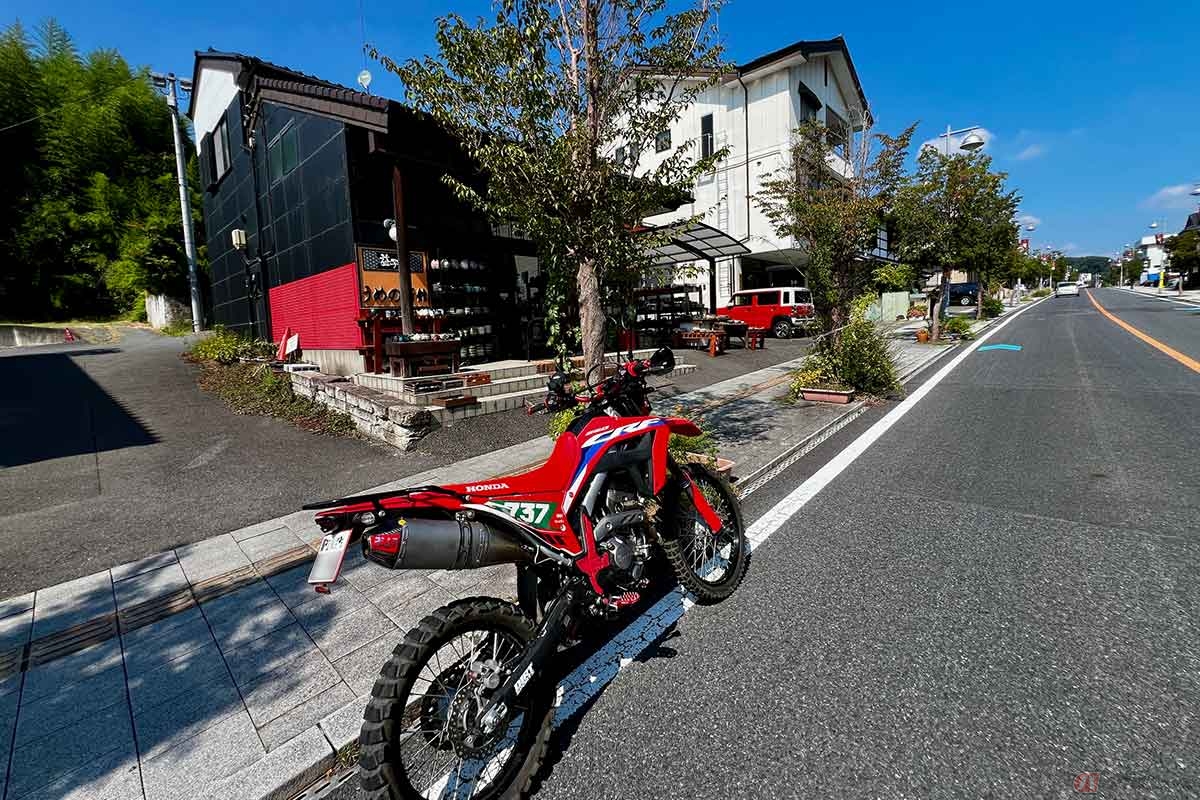 夏の平日の午後、年間約60万人も訪れるというのが信じられないくらい静かな益子町。写真撮影後、バイクは向かいの本店駐車場に移動