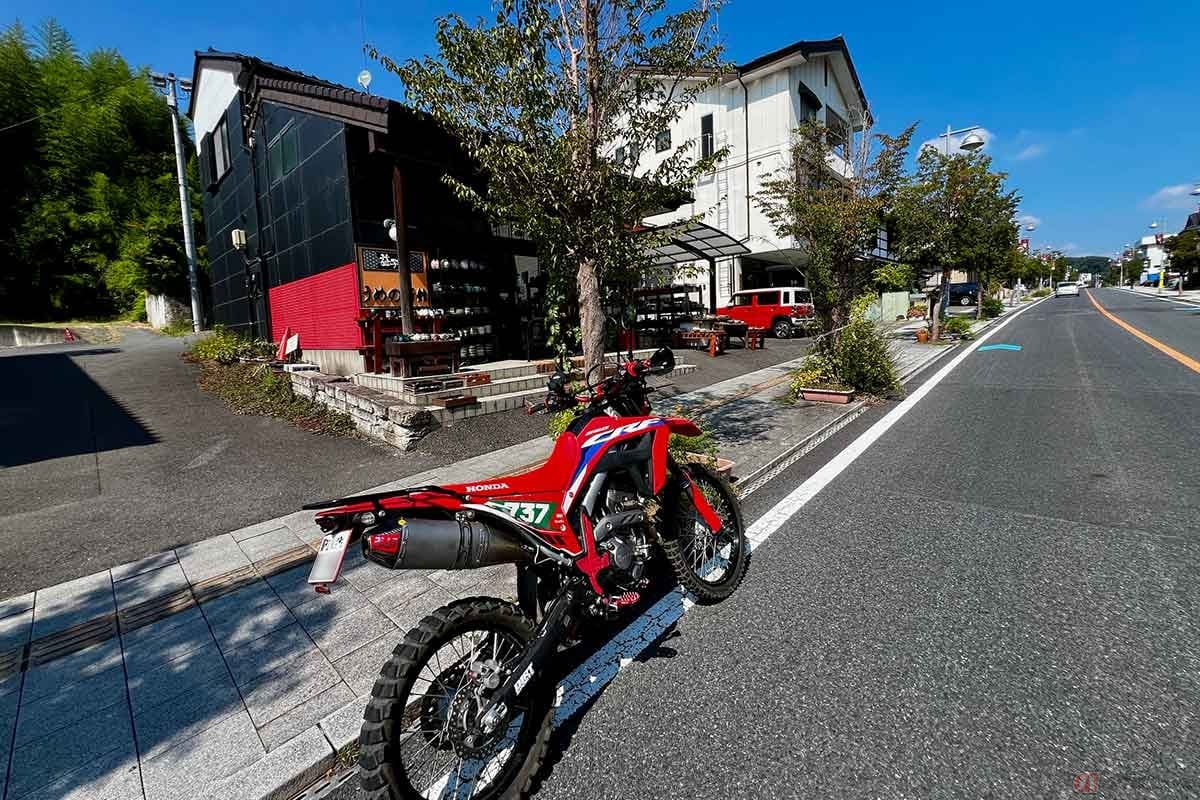 夏の平日の午後、年間約60万人も訪れるというのが信じられないくらい静かな益子町。写真撮影後、バイクは向かいの本店駐車場に移動