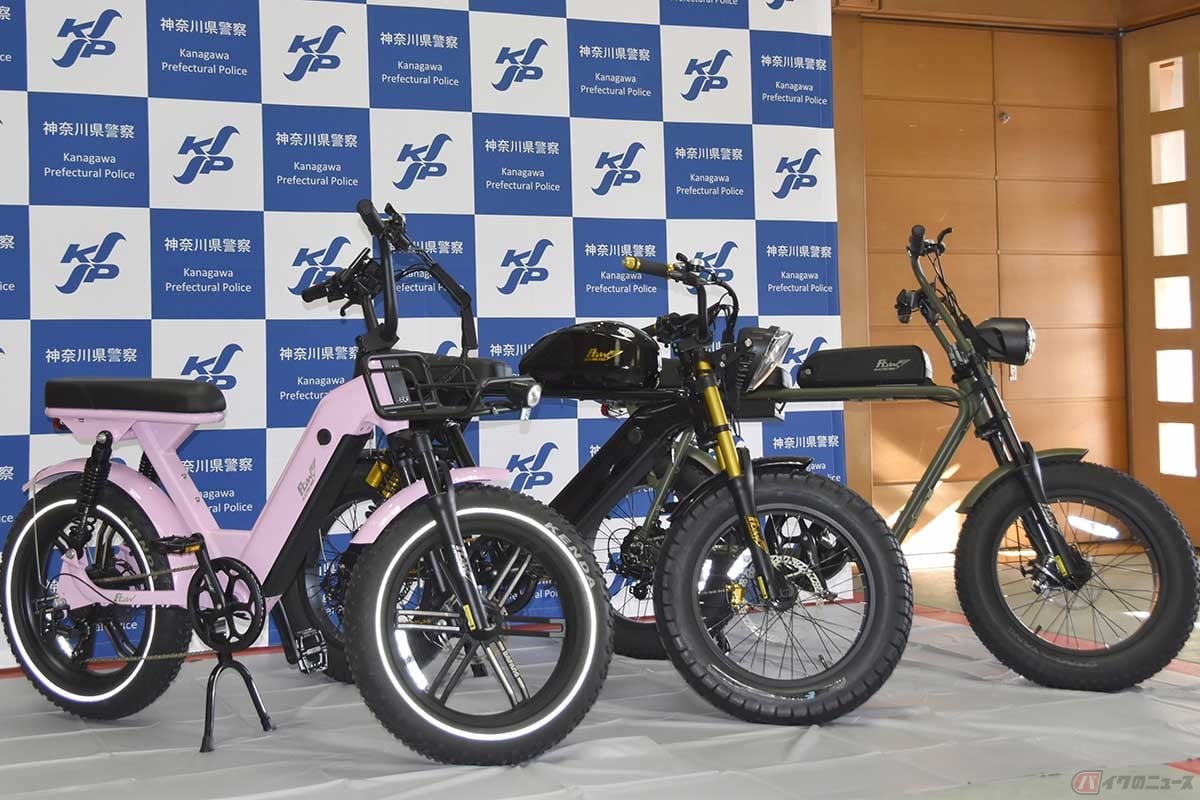 神奈川県警が押収したペダル付き電動バイク=「モペット」(2025年2月19日/時事通信フォト)
