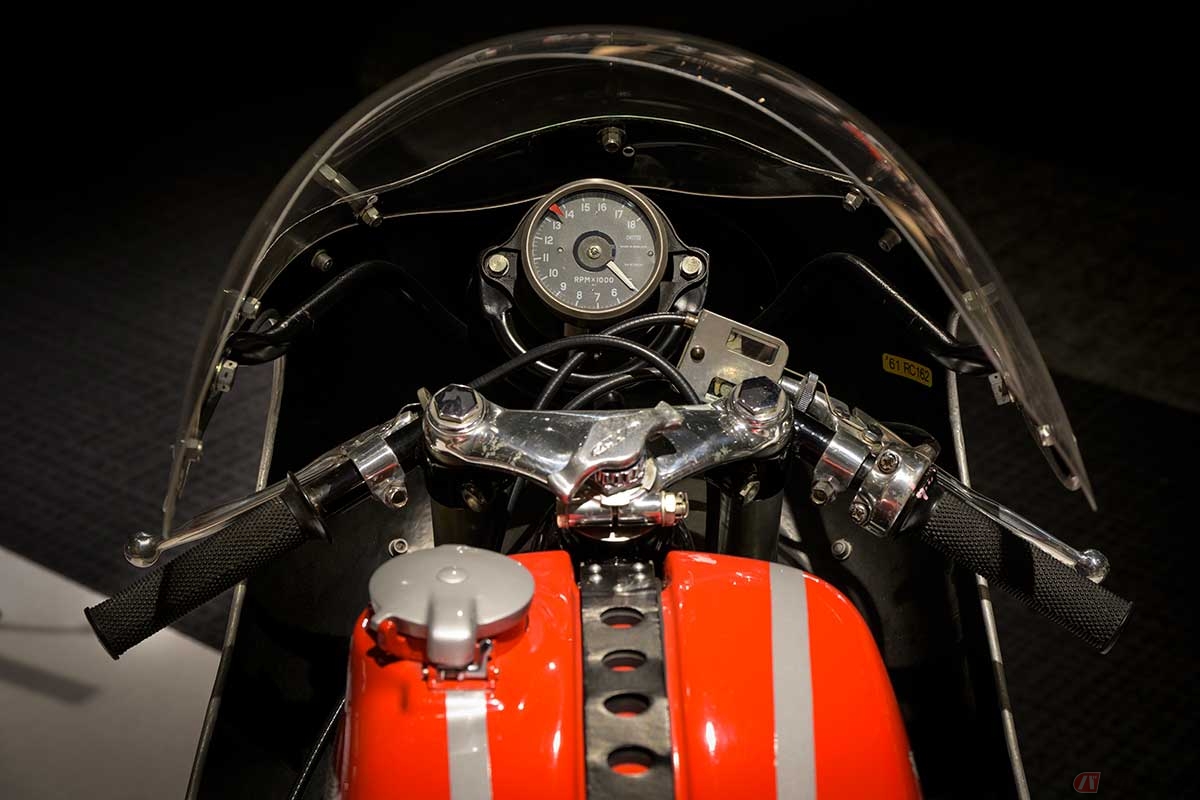 「RC162」のコックピット。SMITHS社製のタコメーターには5000rpm以下の目盛りがない