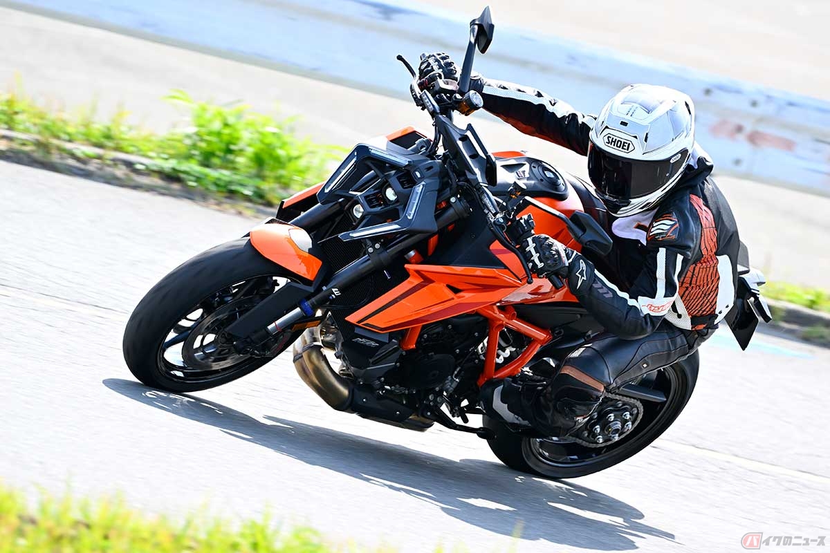 KTM「1390 SUPER DUKE R EVO」(2024年型)に試乗する筆者(中村友彦)