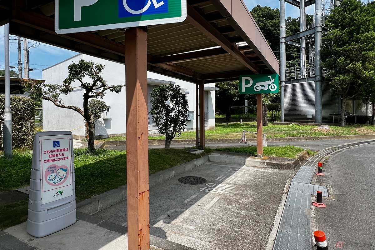 屋根が設置された2輪専用の駐車スペース完備。3台は確実に停められそう