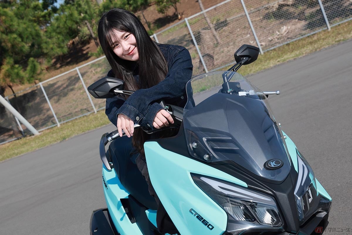 キムコのスクーターモデル「X-TOWN CT250」と筆者(高梨はづき)