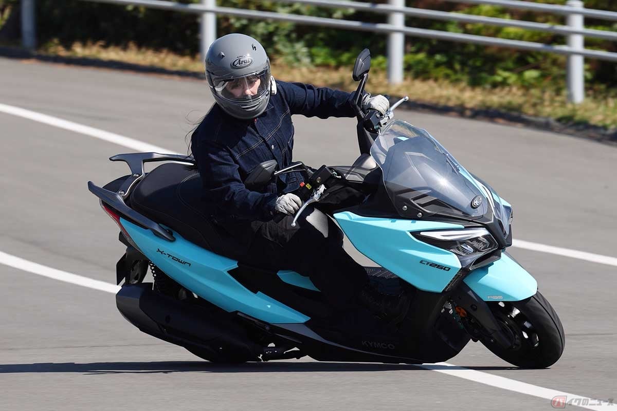 キムコのスクーターモデル「X-TOWN CT250」に試乗する筆者(高梨はづき)