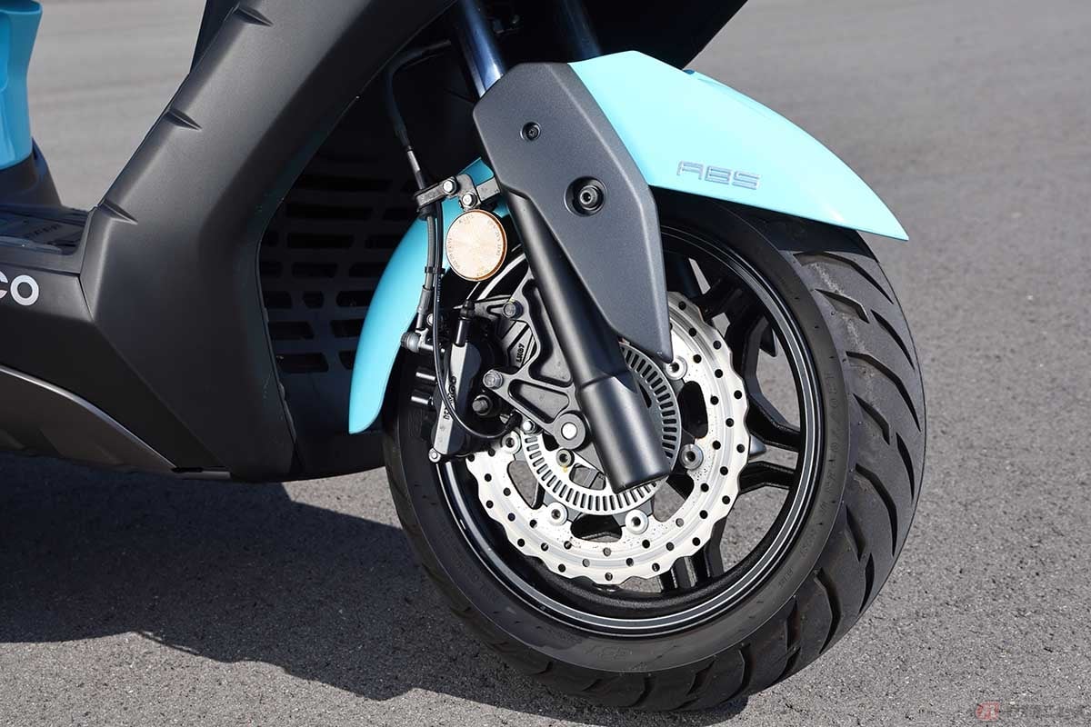 キムコのスクーターモデル「X-TOWN CT250」、ブレーキは前後ともディスクブレーキでABSも搭載されています