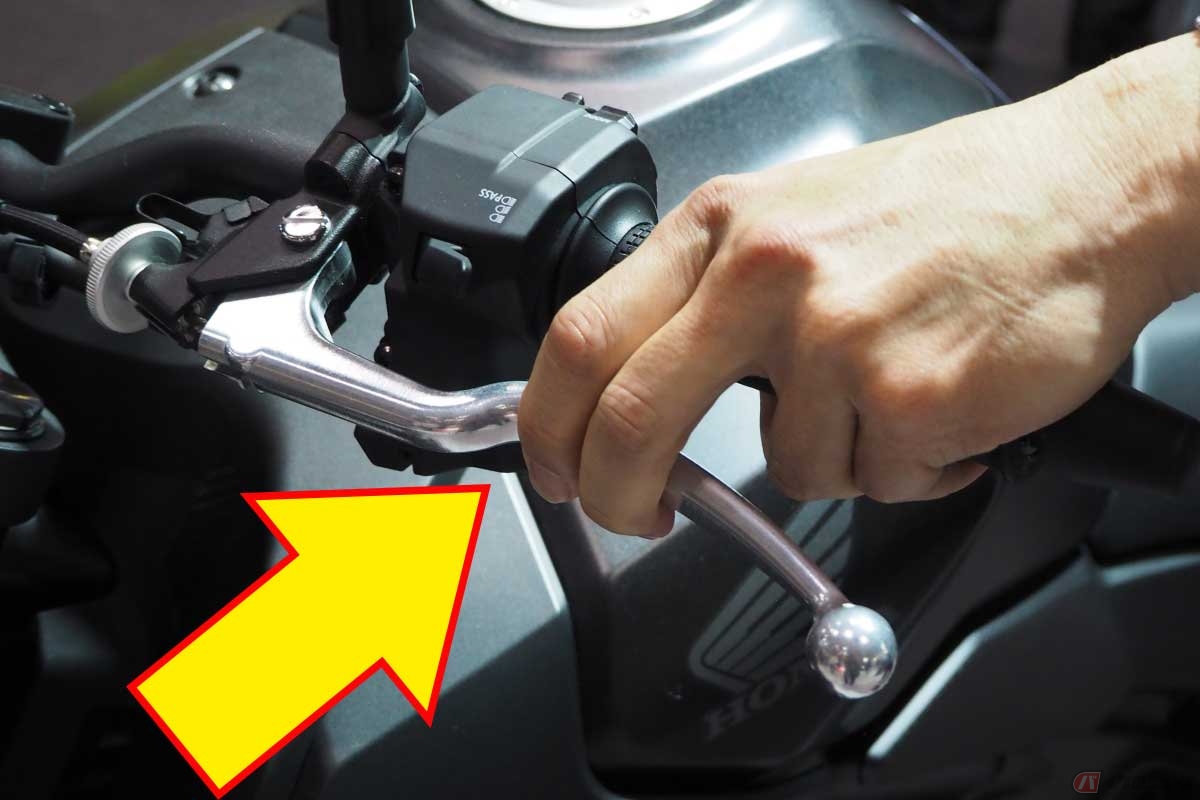 MT車なら、発進やギアチェンジのたびに「半クラッチ操作」を行っている