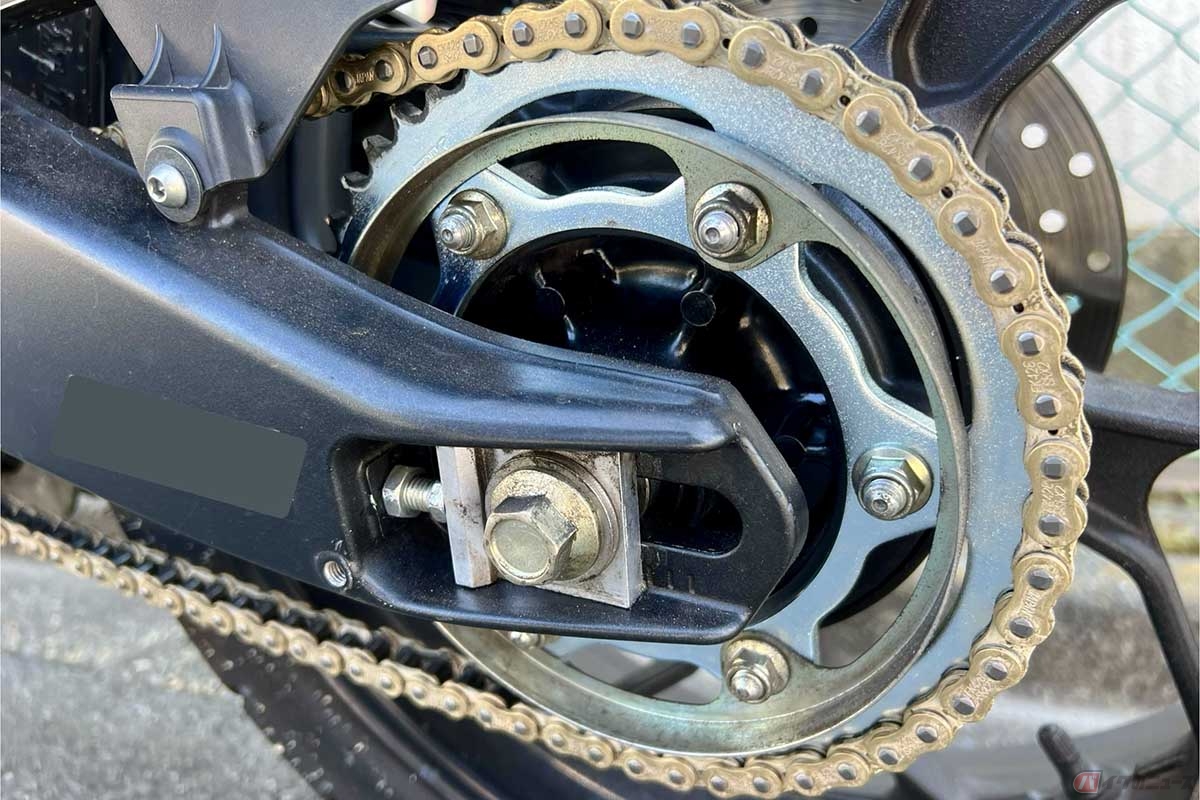 筆者（黒田悟志）の愛車、ヤマハ「XSR155」。チェーン交換とともに、高速での巡航に適した仕様となるようにスプロケットの丁数を変更しました