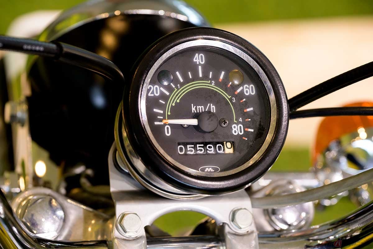 スピードメーターは85km/hまで表示。各ギアのカバー範囲も表示されている