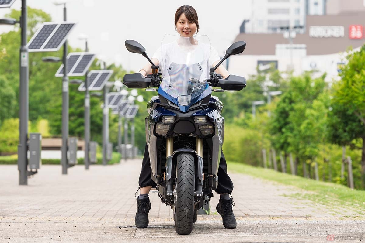 ヤマハ「TRACER9 GT+ Y-AMT」に乗る小野木里奈さん(身長160cm)
